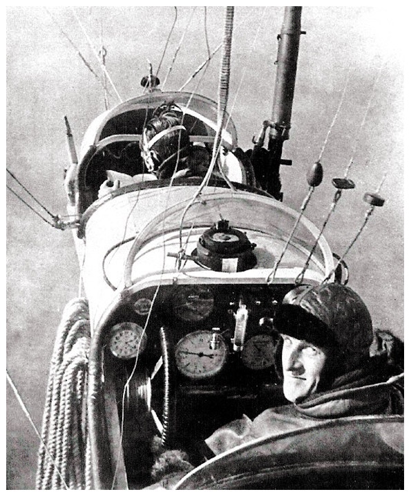 pilot-and-wireless-observer-flying-ssz6.