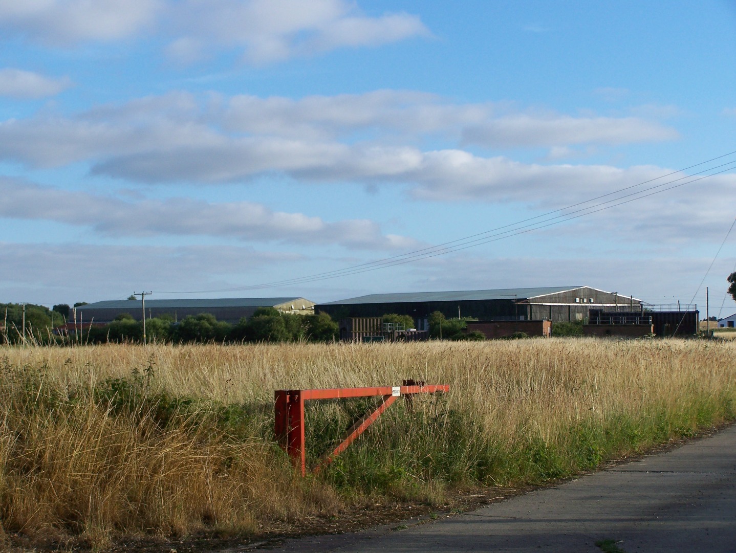 003T2 hangars on east side of airfield, looking westwards 14:07:2006.JPG
