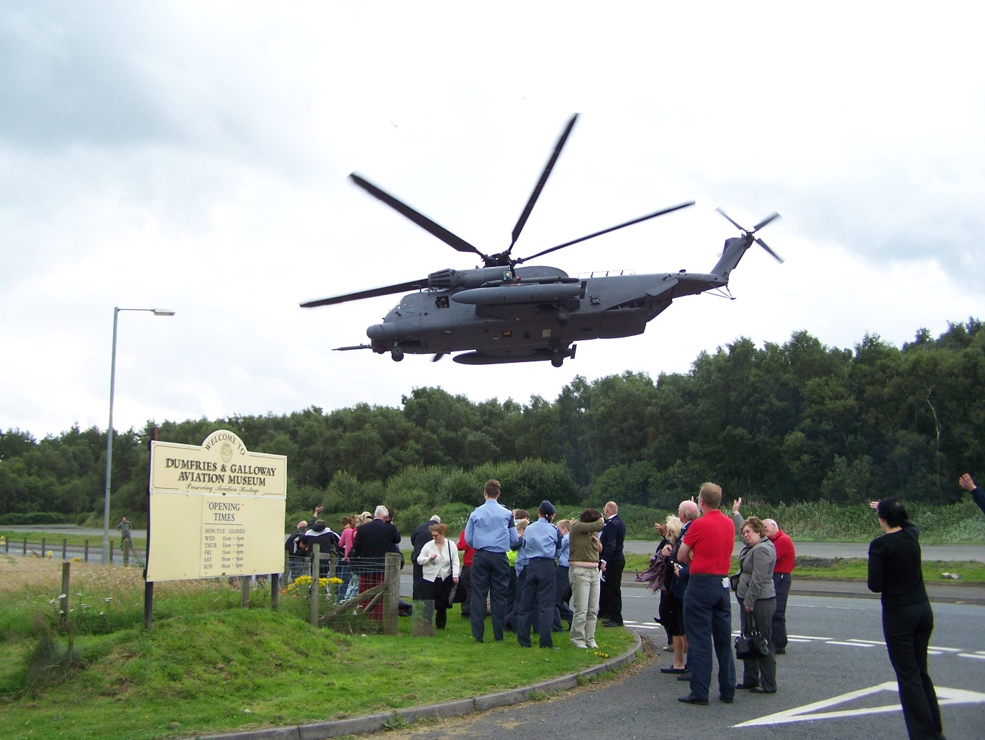 008Sikorsky MH-53 taking off from former runway section and flying over museum (27:07:2007).JPG