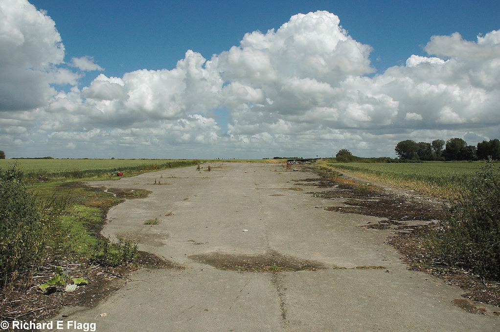 004Runway 09:27. Looking east - 5 July 2008.png