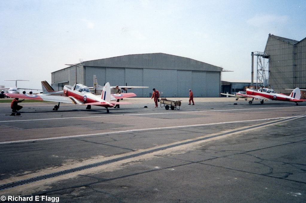 001Aircraft parking apron adjacent to Hangar 2 - 19 August 1992.png