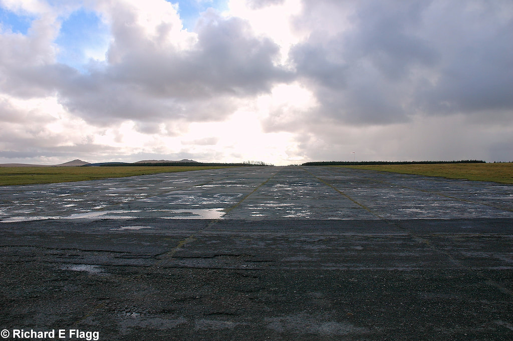 011Runway 03/21. Looking south from the runway 21 threshold - 4 March 2009.png