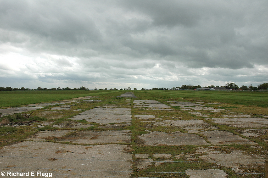 003Runway 02:20. Looking south from Leapley Lane that crosses that old airfield - 6 May 2009.png