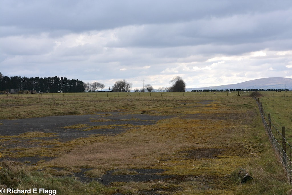 010Runway 18:36. Looking south from the runway 09:27 intersection - 7 March 2016.png