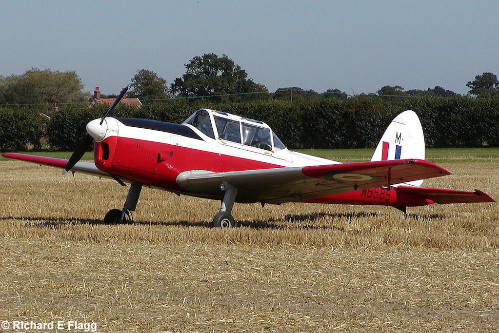 001De Havilland DHC-1 Chipmunk T.10 (G-AOSY : WB585) - 10 September 2006.png