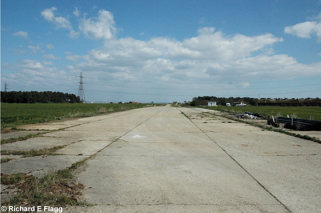 014Runway 08:24. Looking north east from the road near the memorial - 7 April 2007.png