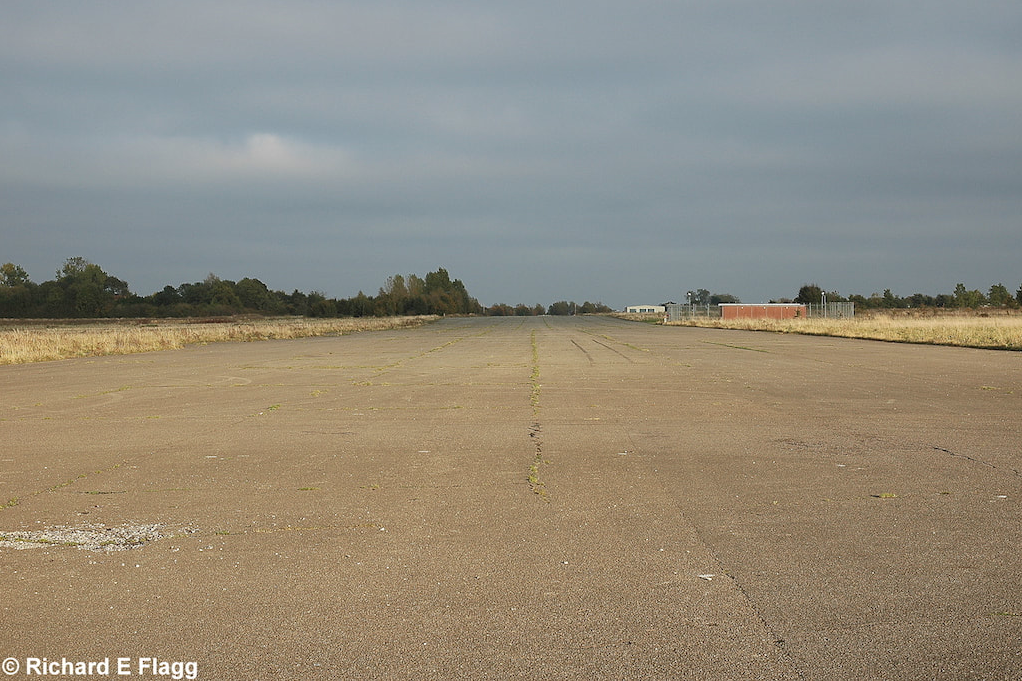 001Runway 10:28. Looking east from the midpoint of the runway - 13 October 2007.png