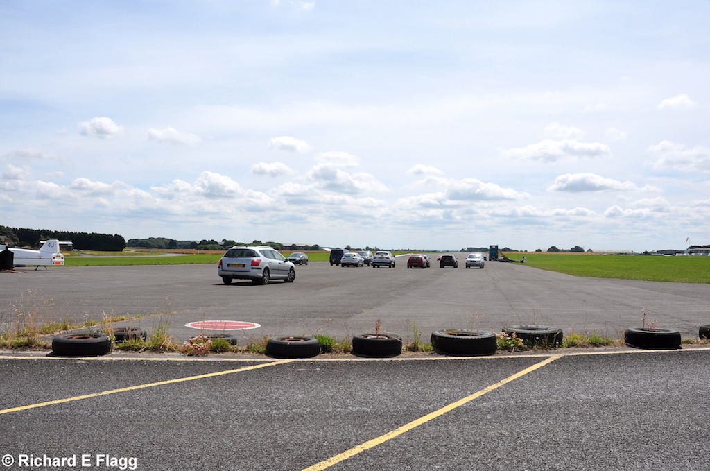 007Runway 04:22. Looking south from the runway 22 threshold - 17 July 2014.png