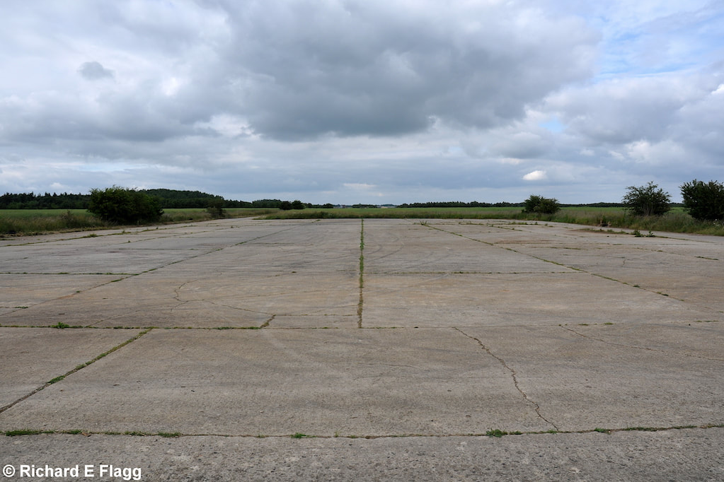 003Runway 03:21. Looking north from the runway 03 threshold - 21 June 2009.png