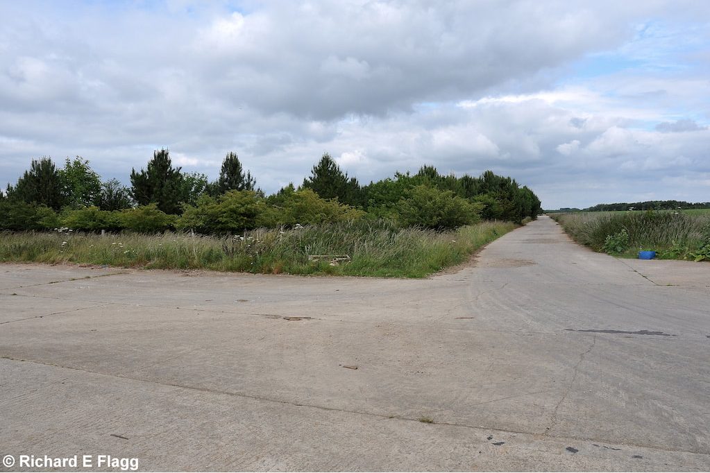 005Runway 09:27. Looking east from the runway 09 threshold - 21 June 2009.png