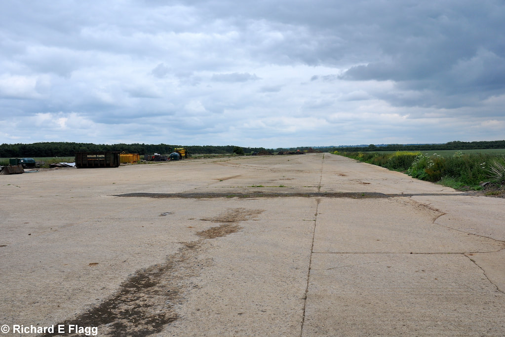007Runway 15:33. Looking south east from the runway 03:21 intersection - 21 June 2009.png