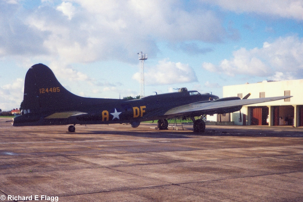 001Boeing B-17G Flying Fortress  - 5 October 1998.png