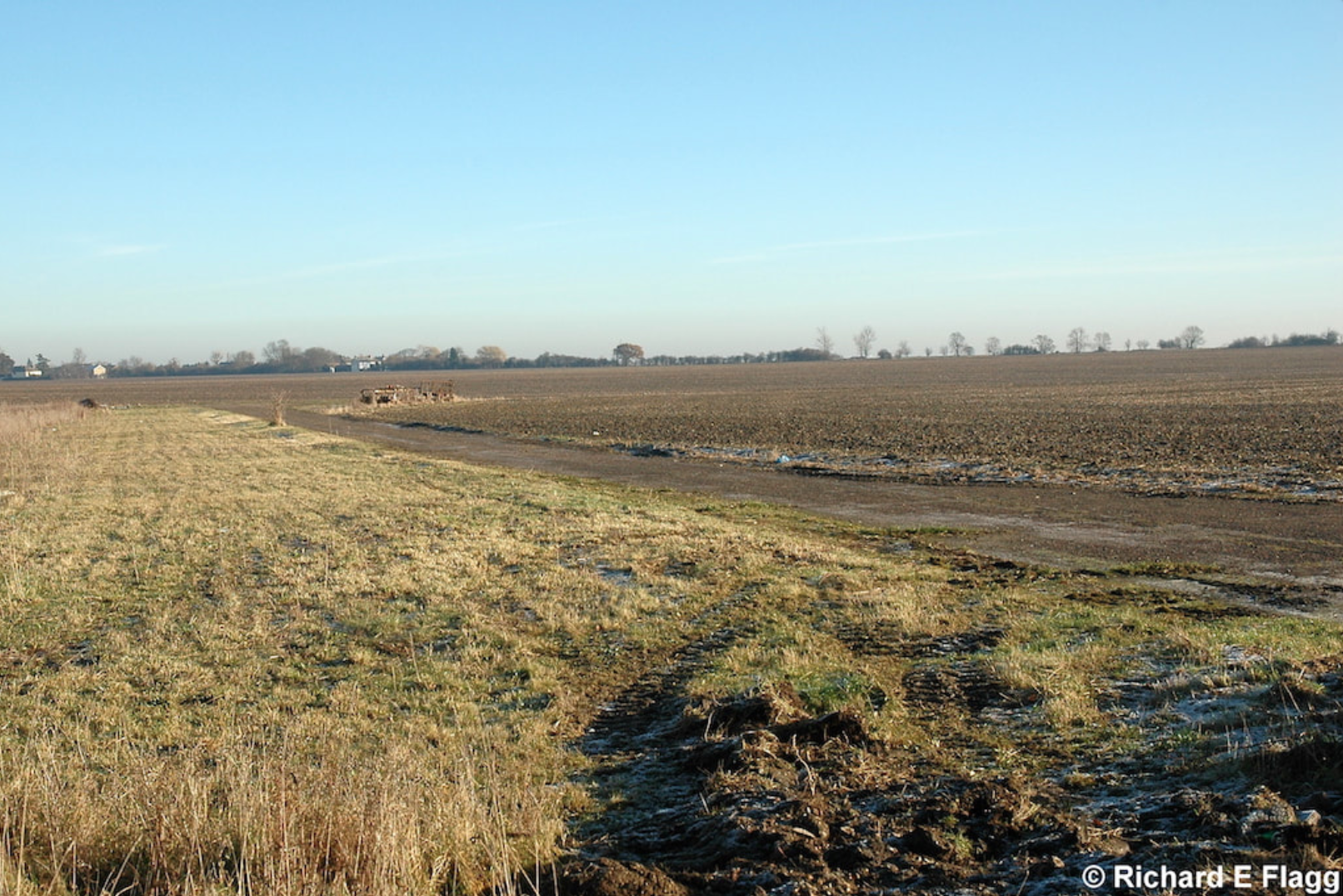 007Runway 07:25. Looking north east from Tythe Farm - 7 December 2008.png