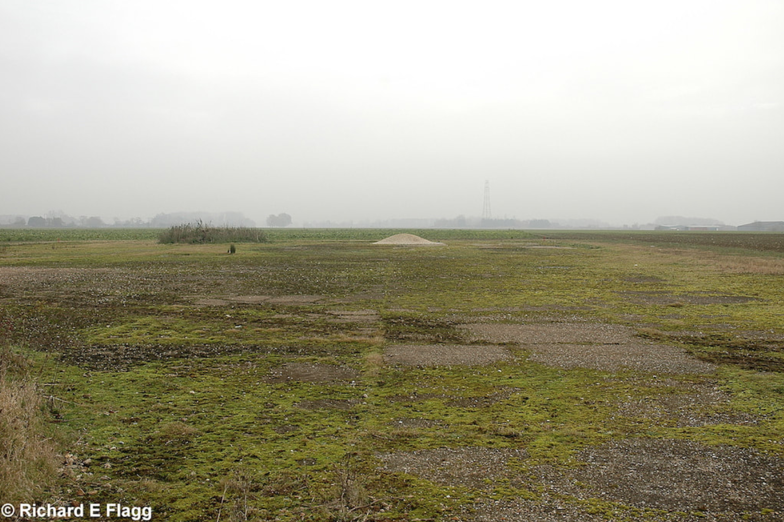 002Runway 09:27. Looking east from the A10 road that crosses the airfield - 27 November 2007.png