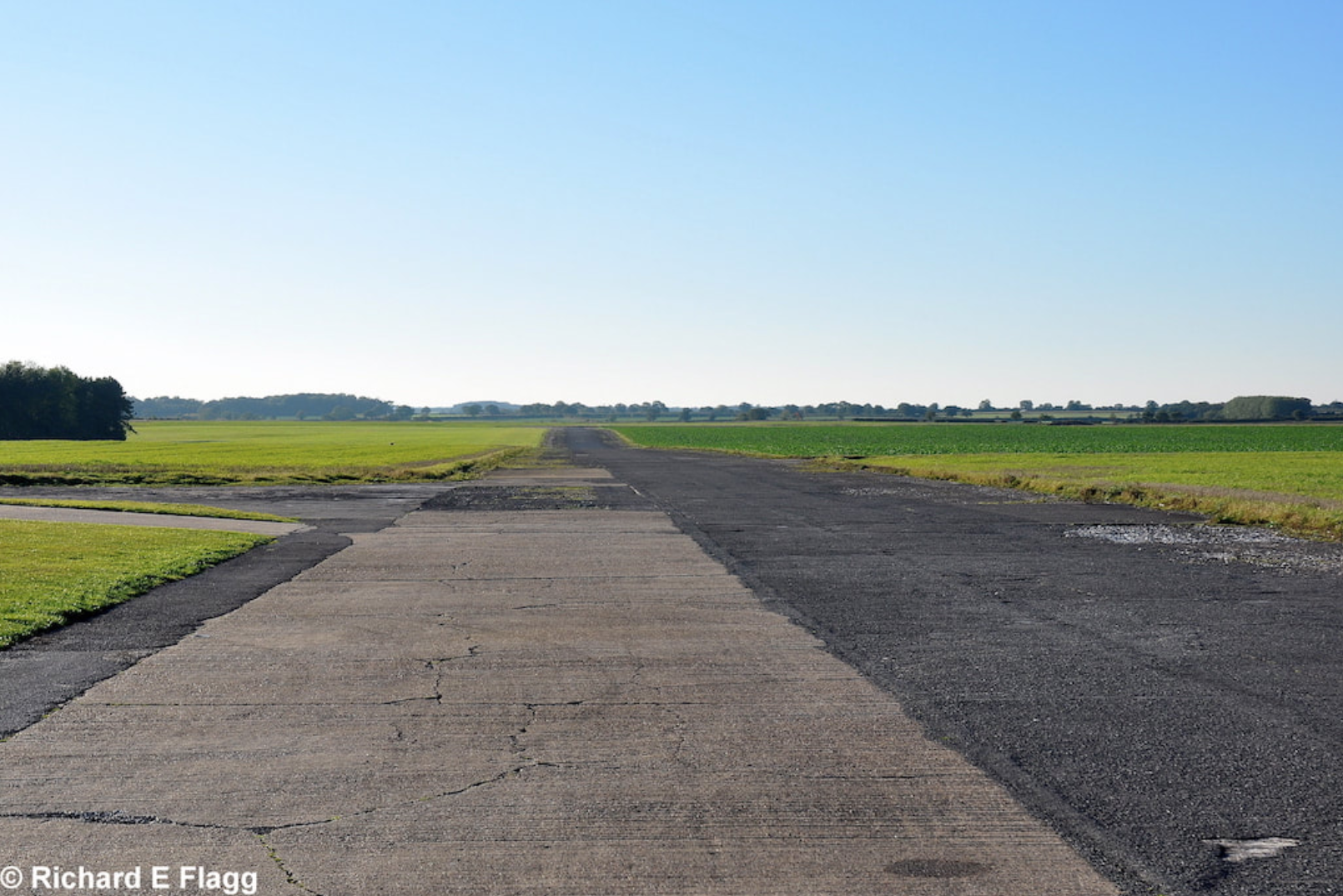 019Taxiway at the south of the airfield. Looking west from the flying club - 15 October 2011.png