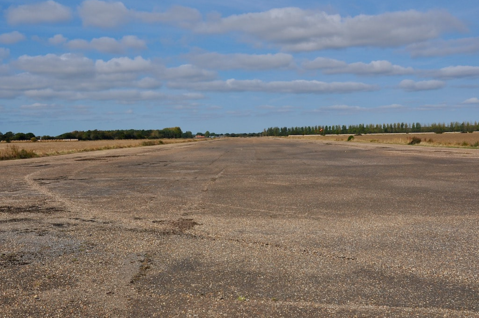 007Runway 14:32. Looking north west from the runway 32 threshold - 20 September 2009.png
