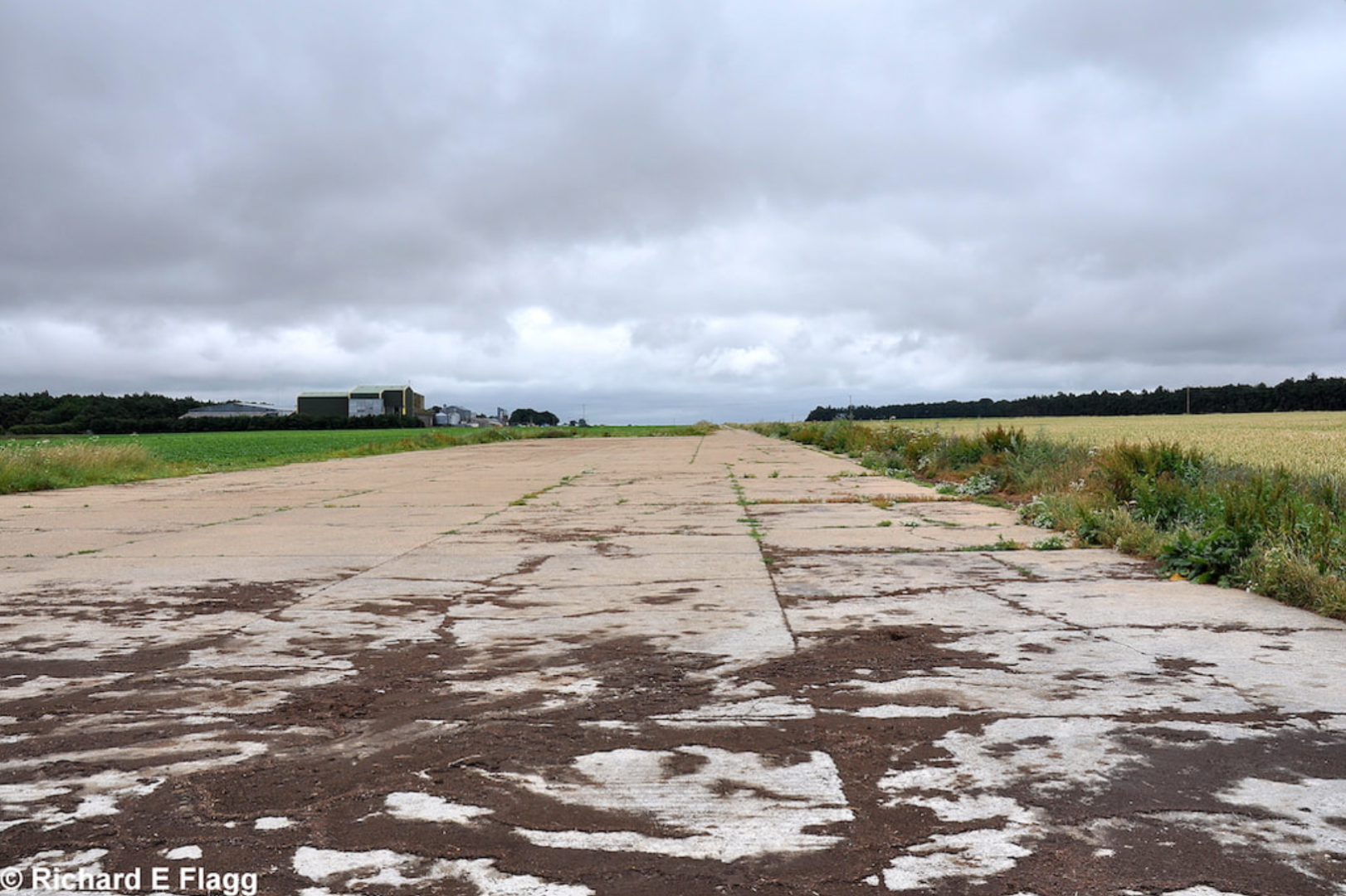 003Runway 01:19. Looking south from the runway 19 threshold - 13 July 2010.png