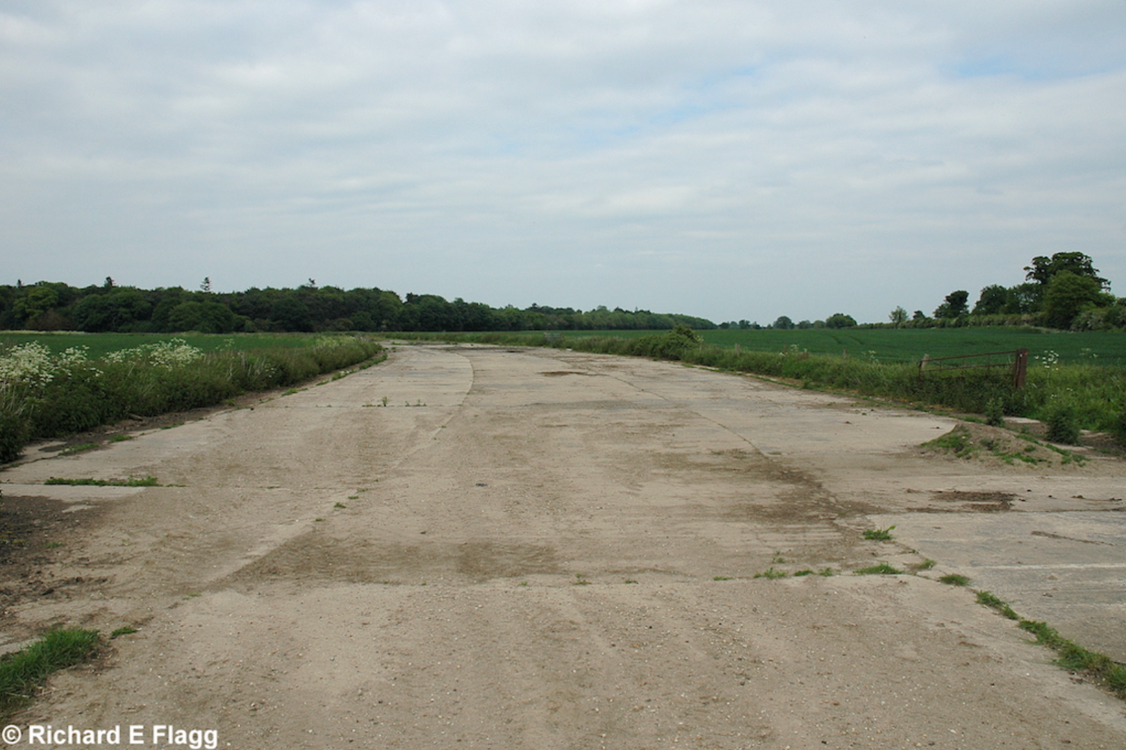 013Taxiway at the south east of the airfield. Looking north east towards the runway 29 threshold - 23 May 2007.png